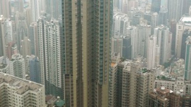 <p>
	Горещият пазар на жилища в Хонконг не проявява признаци на охлаждане.<em>Снимка: Архив Ройтерск</em></p>
