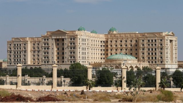 <p>
	Хотел&nbsp;Ritz Carlton, превърнал се в затвор за едни от най-богатите хора в Саудитска Арабия. <em>Снимка: Ройтерс</em></p>

