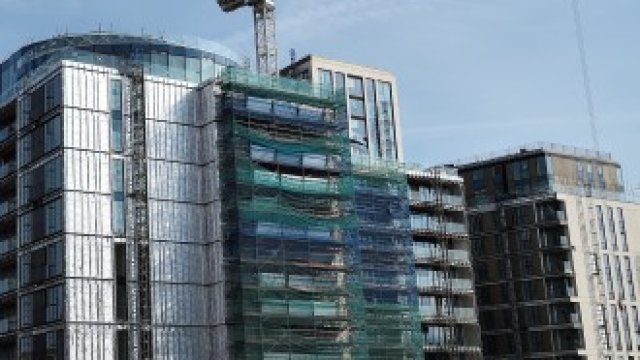 <p>
	Строяща се жилищна сграда в Кенсингтън.&nbsp;<em>Снимка: Архив Ройтерс</em></p>
