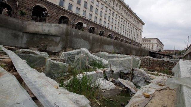 <p>
	Разкопките в центъра на София тънат във вода, кал и плевели. <em>Снимка: БТА</em></p>
