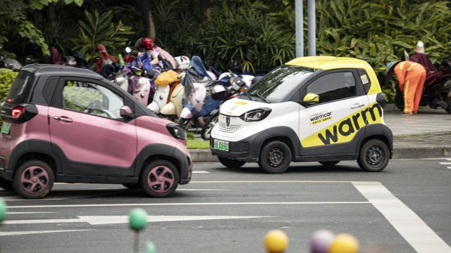 Електрически автомобили на съвместното предприятие на SAIC с General Motors и Wuling. Снимка: Qilai Shen/Bloomberg