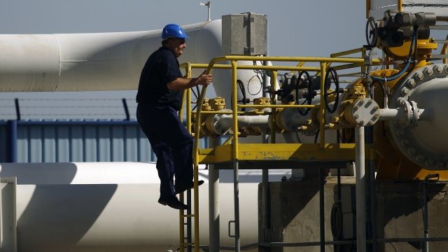 <p>
	Работник извършва ремонтни дейности по газокомпресорна станция на &quot;Булгартрансгаз&quot; край Провадия. <em>Снимка: Ройтерс</em></p>
