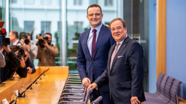 <p>
	Йенс Шпан (вляво) и Армин Лашет (вдясно) по време на днешната пресконференция. <em>Снимка: Getty</em></p>
