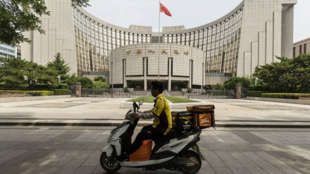 <p>
	Сградата на Централната банка на Китай. <em>Снимка: Qilai Shen/Bloomberg</em></p>
