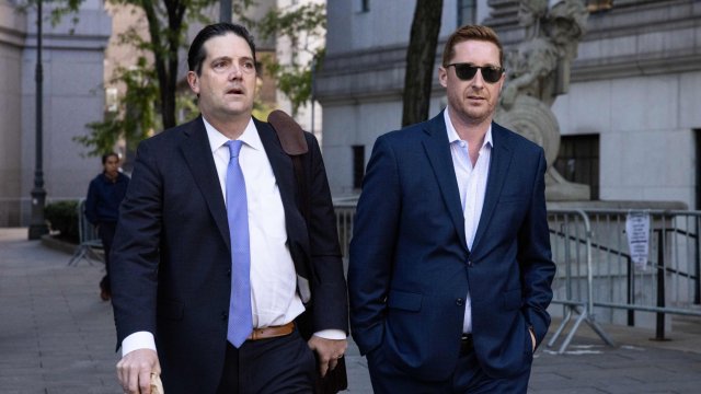 Зак Принс (вдясно) пристига в съда в петък. Снимка: Yuki Iwamura/Bloomberg