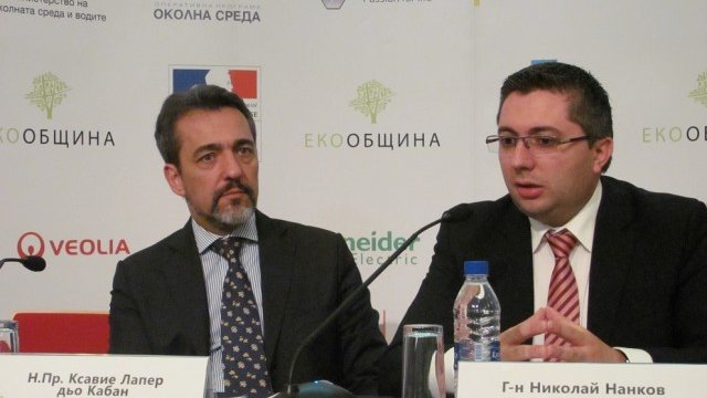 <p>
	Посланикът на Франция Ксавие Лапер дьо Кабан и зам.-министър Николай Нанков на семинара за енергийна ефективност. <em>Снимка: Организаторите на конкурса</em></p>
