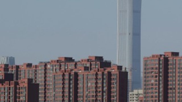 <p>
	Жилищни сгради в Пекин.&nbsp;<em>Снимка: Архив Ройтерс</em></p>
