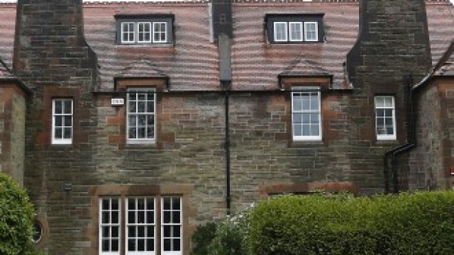 <p>
	Къща в квартал Морнингсайд в Единбург.&nbsp;<em>Снимка: Архив Ройтерс</em></p>
