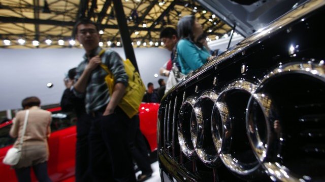 <p>
	Според местните власти чуждите концерни продавали луксозните си коли твърде скъпо. <em>Снимка: Ройтерс</em></p>
