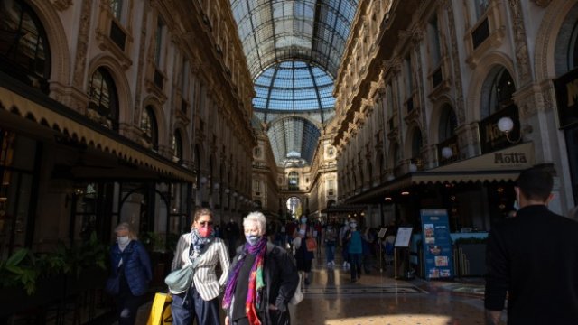 <p>
	Пешеходци се разхождат в&nbsp;Galleria Vittorio Emanuele в Милано. <em>Снимка: Bloomberg &nbsp;</em></p>
