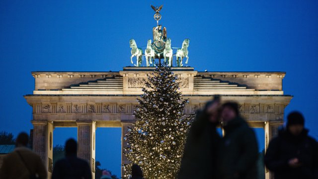 Бранденбургската врата в Берлин. Очаква се Германия и Италия да отчетат най-голям спад на кредитирането догодина. Снимка: EPA/БГНЕС