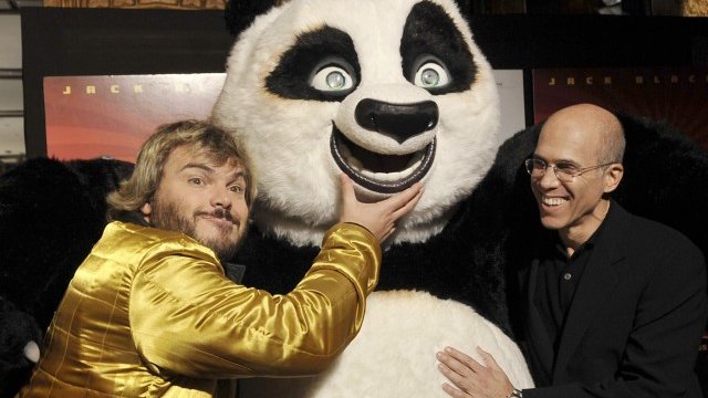 <p>
	Главният изпълнителен директор на DreamWorks Джефри Каценбърг (вдясно) с актьора Джек Блек при представянето на Kung Fu Panda в Австралия.<em> Снимка: Архив Ройтерс</em></p>
