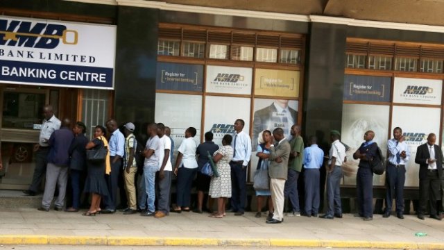 <p>
	Опашка пред банков клон за теглене на пари в Зимбабве. <em>Снимка: Ройтерс</em></p>
