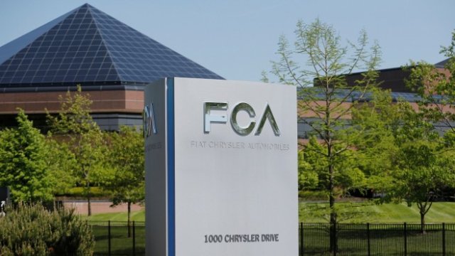 <p>
	Лого пред офиса на Fiat Chrysler Automobiles в Мичигън, САЩ. <em>Снимка: Ройтерс&nbsp;</em></p>
