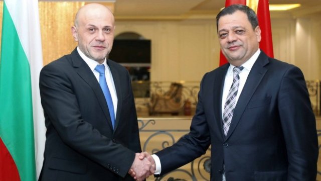 <p>
	Вицепремиерът Томислав Дончев (вляво) и вицепремиерът по икономическите въпроси на Република Македония Кочо Ангюшев. <em>Снимка: МС</em></p>
