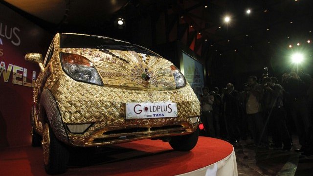 <p style="text-align: center; ">
	Златната Tata вероятно е най-скъпият автомобил в света. <em>Снимка: Ройтерс</em></p>
