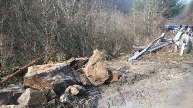 <p>
	Срутище край Мадан. <em>Снимка: АПИ</em></p>
