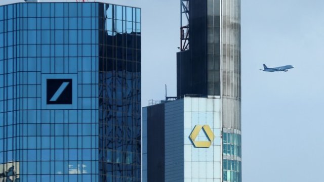 <p>
	Силуетите на двете офис сгради - на Deutsche и на Commerzbank. <em>Снимка: Ройтерс</em></p>

