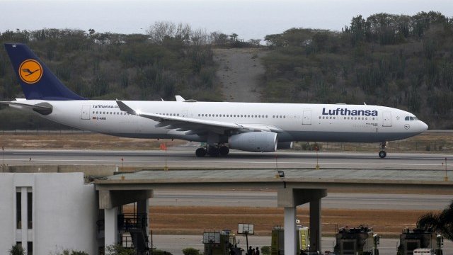 <p>
	Самолет на Lufthansa се приготвя за излитане на летище &quot;Сомон Боливар&quot; в Каракас. <em>Снимка: архив Ройтерс</em></p>
