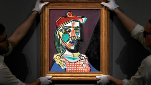 <p>
	Жена с барета и карирана рокля (Мари-Терез Валтер). <em>Снимка: Архив Ройтерс</em></p>
