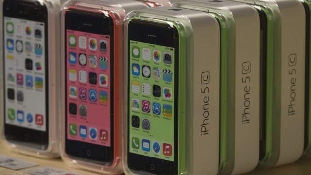 <p>
	Представянето на новите модели iPhone бе съпроводено с истинска истерия. Снимка: Ройтерс</p>
