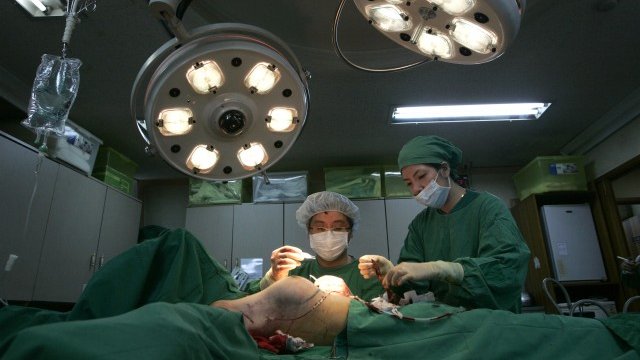 <p>
	Южна Корея е държавата с най-много пластични операции на глава от населението. Снимка: Ройтерс</p>
