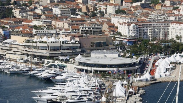 <p>
	Лазурният бряг привлича едни от най-богатите хора в света. Снимка: Ройтерс</p>
