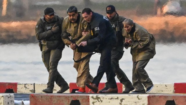 Николас Мадуро и съпругата му Силия Флорес бяха докарани в Ню Йорк. Снимка: БГНЕС/EPA/Stringer