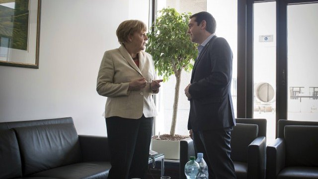 <p>
	Меркел и Ципрас по време на срещата си в четвъртък. <em>Снимка: Ройтерс</em></p>
