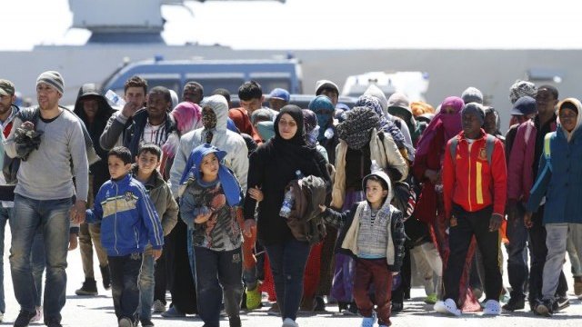 <p>
	Спасени от морето имигранти на пристанището в Аугуста, о. Сицилия.<em> Снимка: архив, Ройтерс</em></p>
