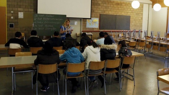 <p>
	Урок по немски език за бежанци в Швейцария. <em>Снимка: Ройтерс</em></p>
