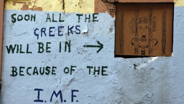 <p>
	В Гърция настроението срещу &quot;Тройката&quot; и по-специално МВФ продължава да е доста негативно. <em>Снимка: Ройтерс</em></p>
