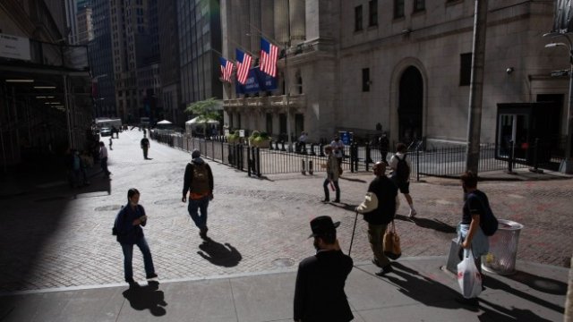 Слабите данни за безработицата държат под напрежение Dow и S&P 500