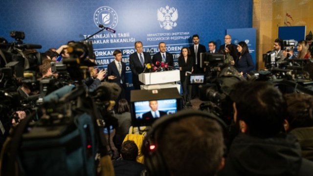 <p>
	Сергей Лавров и Мевлют Чавушоглу (в средата). <em>Снимка: Getty</em></p>
