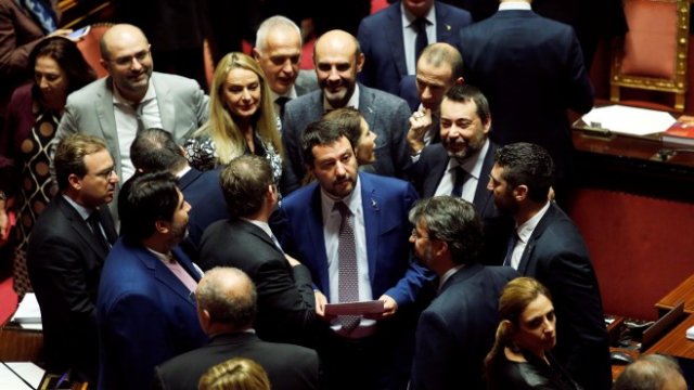 <p>
	Матео Салвини (в средата) по време на днешното гласуване <em>Снимка: Ройтерс</em></p>
