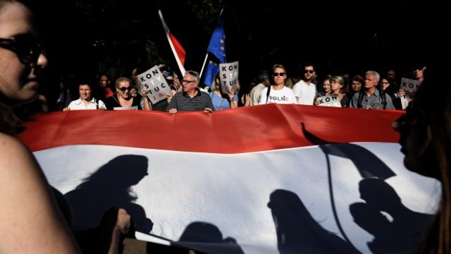 <p>
	Докъде ще стигнат отношенията между Полша и ЕС? <em>Снимка:&nbsp;&nbsp;EPA/Radek Pietruszka</em></p>
