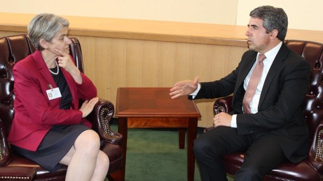 <p>
	Ирина Бокова и Росен Плевнелиев: Снимка: Прессекретариат на президента</p>
