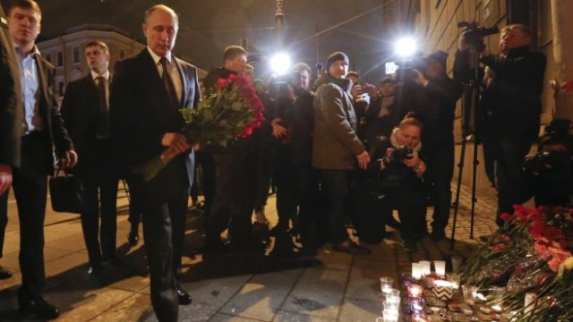 <p>
	Руският президент Владимир Путин посети мястото на взрива в метрото на Санкт Петербург и положи цветя в памет на загиналите. <em>Снимка: Ройтерс</em></p>
