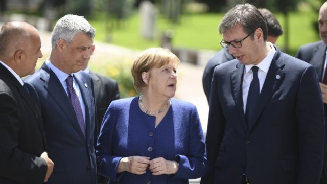 <p>
	Ангела Меркел между Хашим Тачи и Александър Вучич <em>Снимка: Ройтерс</em></p>
