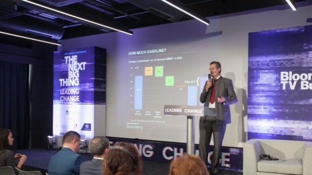 <p>
	Енергийният експерт Джулиан Лий по време на годишната конференция на Bloomberg TV Bulgaria<em>. Снимка: Ройтерс</em></p>
