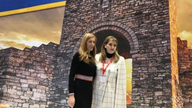 <p>
	Николина Ангелкова (вляво)&nbsp;<span lang="bg-BG">и </span>Глория Гевара, председател и главен изпълнителен директор на WTTC.&nbsp;<em>Снимка: Министерство на туризма</em></p>
