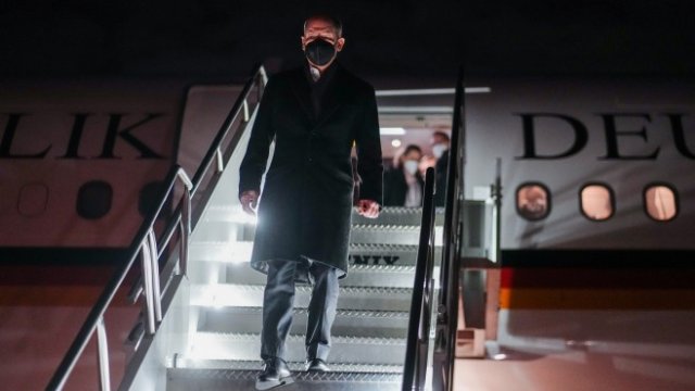 <p>
	Олаф Шолц при кацането в американската столица. <em>Снимка: Kay Nietfeld/picture alliance via Getty Images</em></p>
