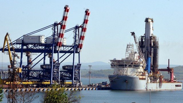 <p>
	Корабът &quot;Нобъл Глоубтротър 2&quot;, който сондира за нефт и природен газ в блок &bdquo;Хан Аспарух&ldquo; в Черно море. <em>Снимка: Архив БТА</em></p>
