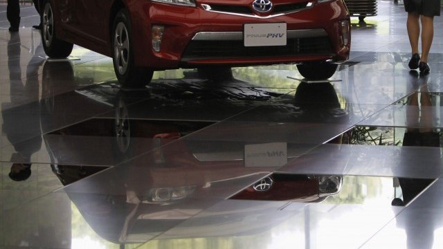 <p>
	Хибридният&nbsp;Toyota Prius се превърна в шлагер в продажбите. <em>Снимка: Ройтерс</em></p>
