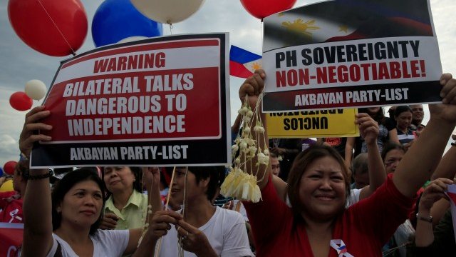 <p>
	Протест във Филипините. <em>Снимка: Ройтерс</em></p>
