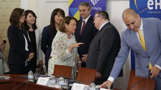 <p>
	<em>Натали Гризбек (в средата), председател на комисията по тероризъм в ЕП и главният прокурор Сотир Цацаров. Снимка: БТА</em></p>
