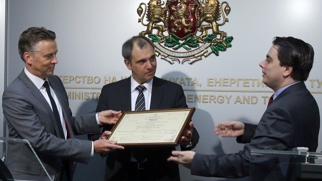 <p>
	<em>Министър Асен Василев (вдясно) връчва сертификат клас А на германската фирма BHTC. Снимка: БТА</em></p>
