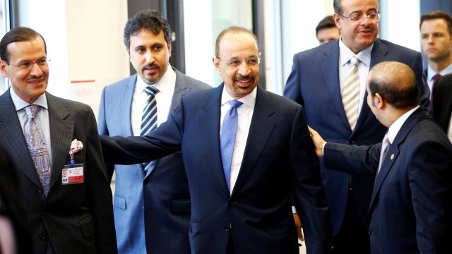 <p>
	Енергийният министър на Саудитска Арабия Халид ал-Фалих (в средата).&nbsp;<em>Снимка: архив Ройтерс</em></p>
