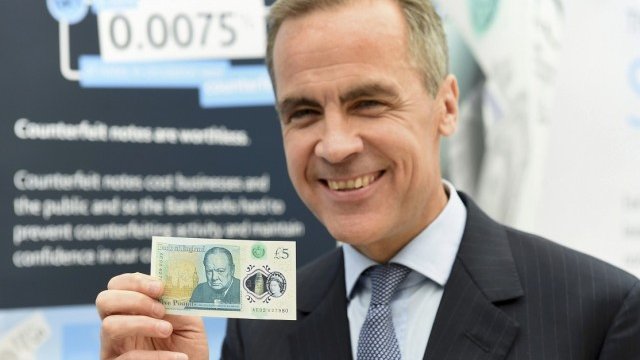 <p>
	Управителят на АЦБ Марк Карни представя новата банкнота. <em>Снимка: Ройтерс</em></p>
