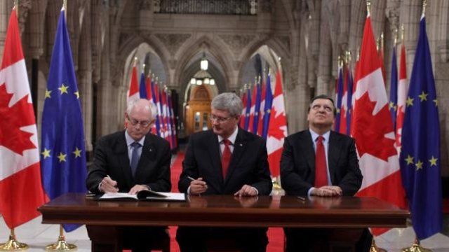 <p>
	В края на септември ЕС и Канада подписаха споразумение за свободна търговия. Снимка: <em>ЕК</em></p>
